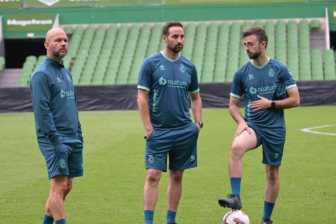 José Alberto junto a su cuerpo técnico esta semana.