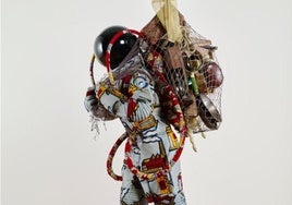 El astronauta homeless de Yinka Shonibare con la red de objetos que constituyen su mundo.