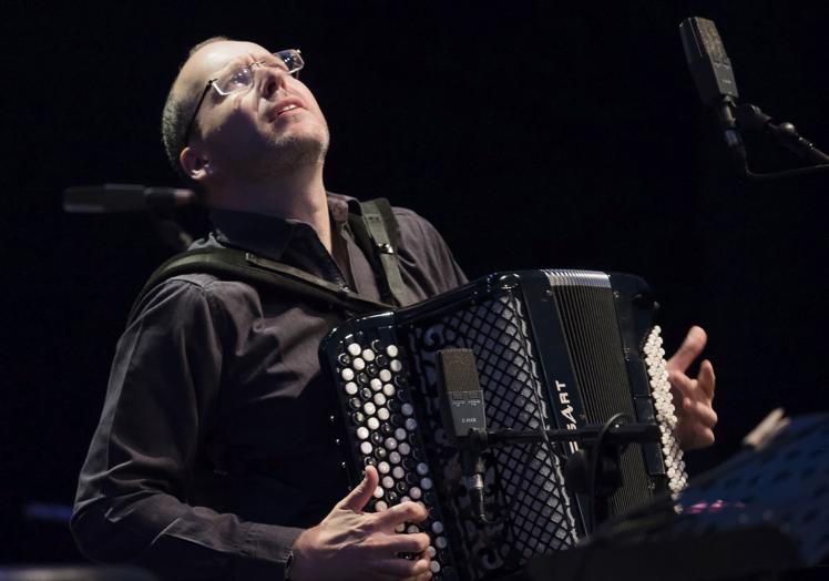 El espectacular acordeonista Ludovic Beier, integrante de Gypsy-Jazz.