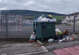 Basura acumulada en un contenedor en el entorno del colegio de Castillo.