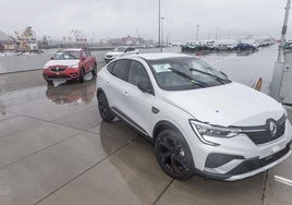 Tránsito de coches Renault por el Puerto de Santander, en 2022.