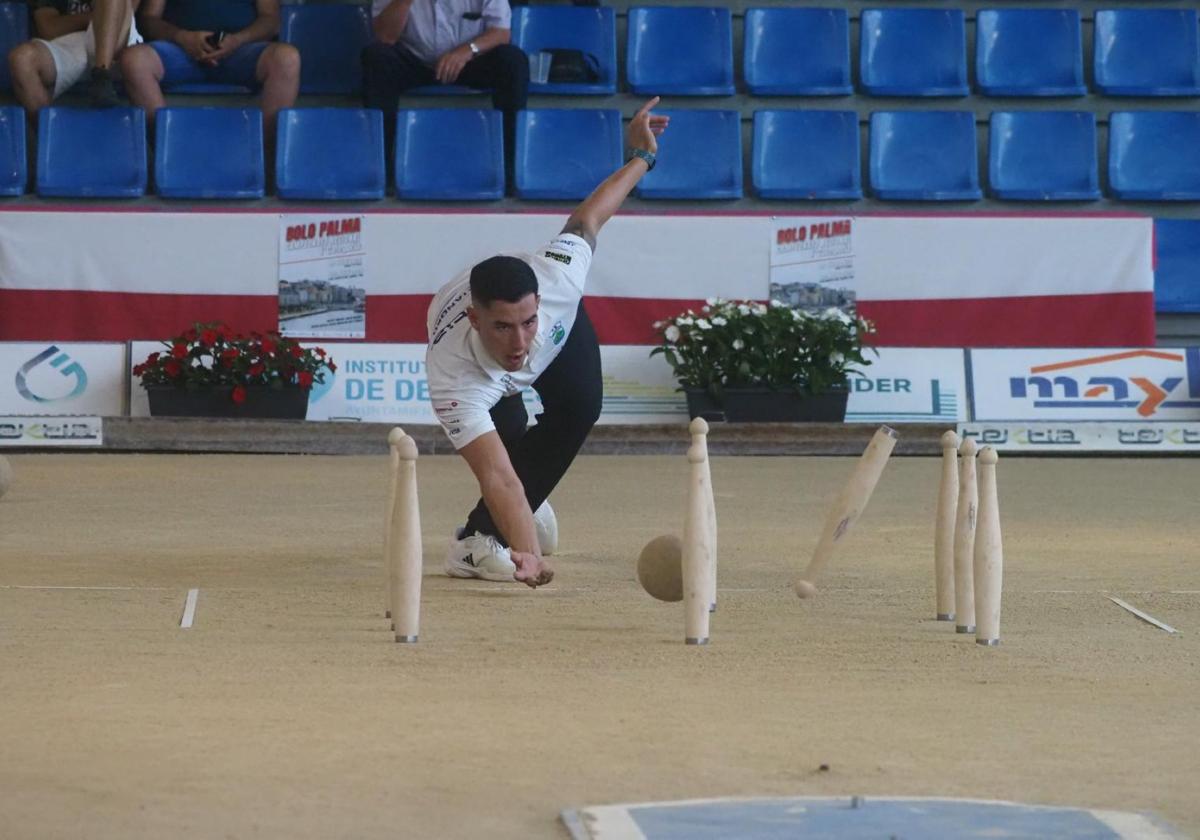 Víctor González domina el Campeonato Regional con tres bolos de ventaja.