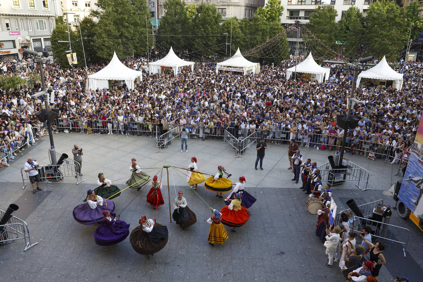 Danzas antes de la llegada de las peñas a la plaza