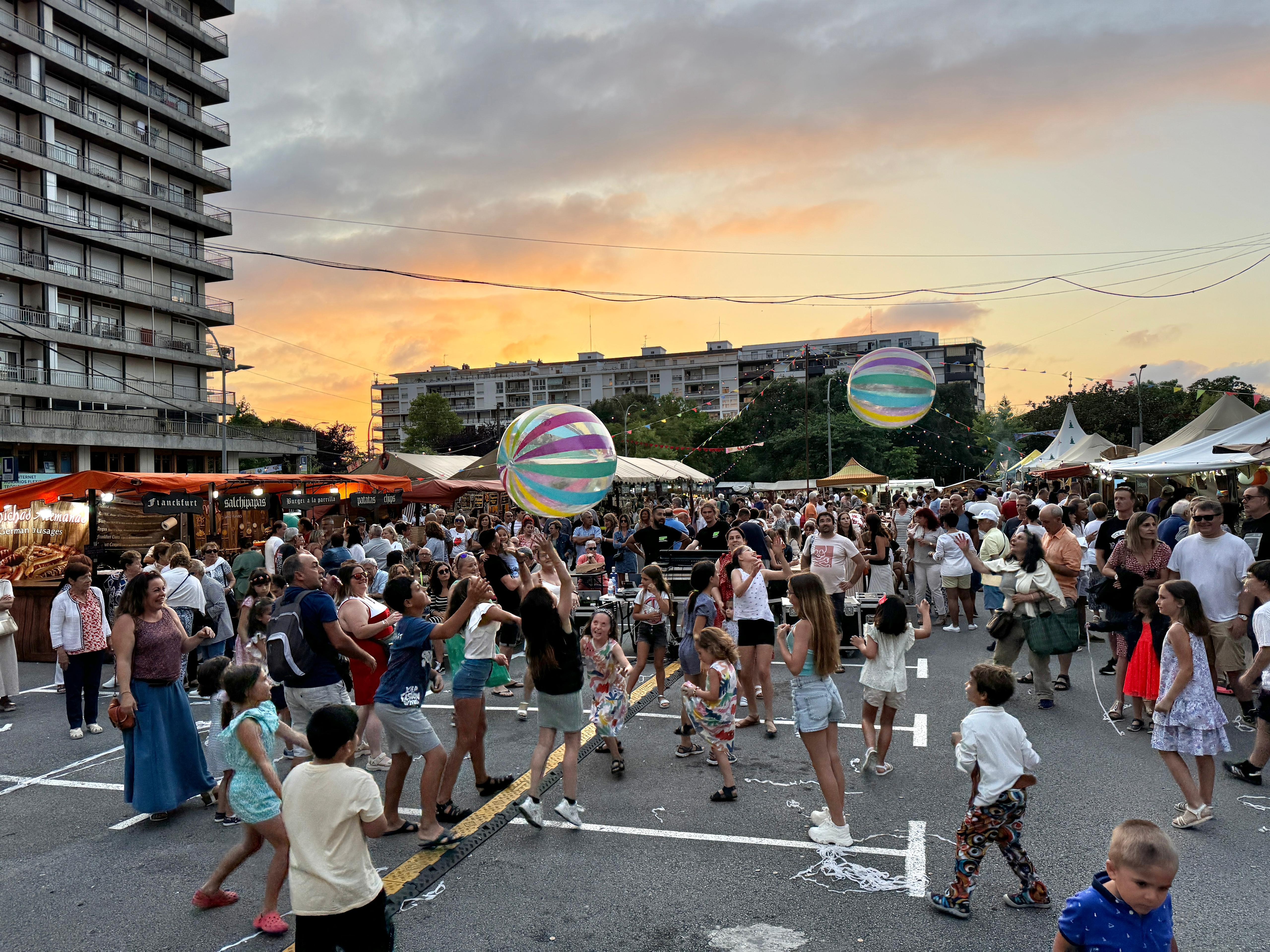 Durante el pregón de Laredo Hippie se tiraron balones al público