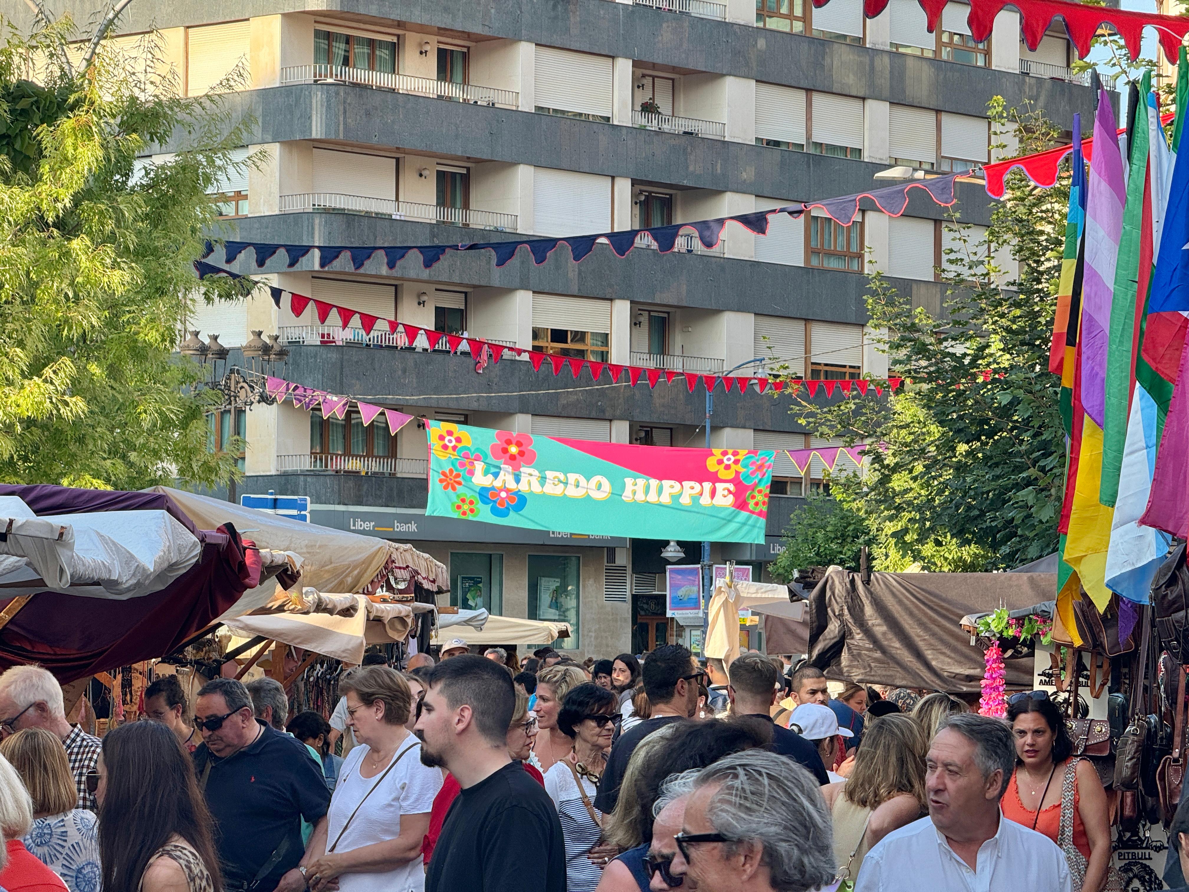 Cientos de personas han pasado ya por el mercado temático Hippie