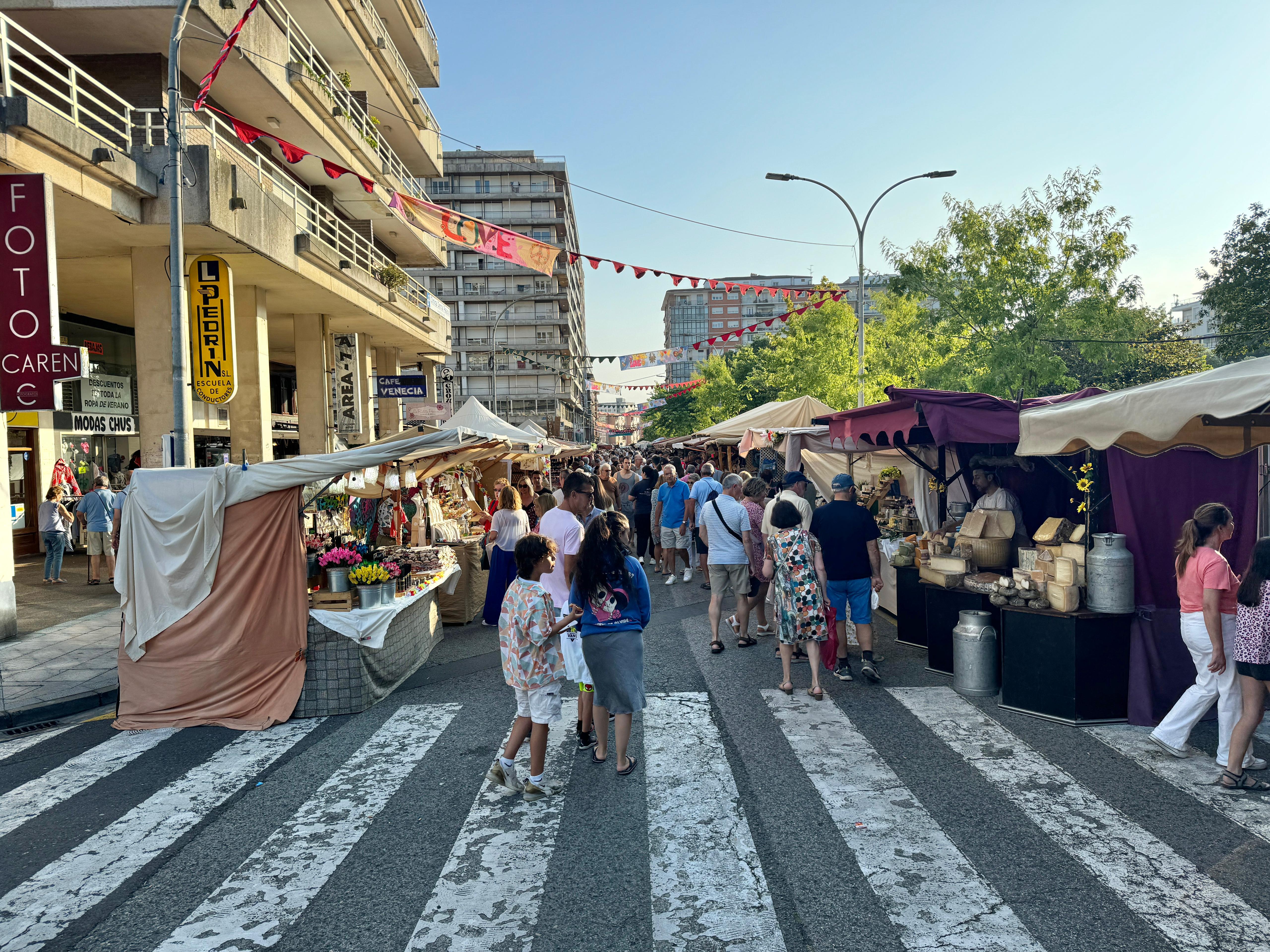 El mercado hippie quedará instalado hasta el domingo en la villa pejina