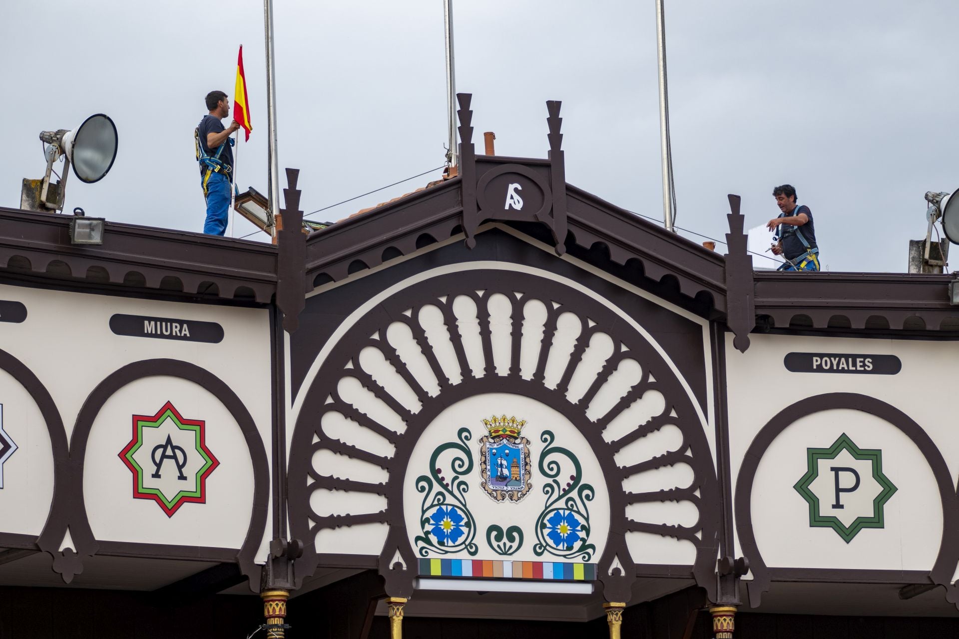 Un operario renueva las banderas sobre presidencia