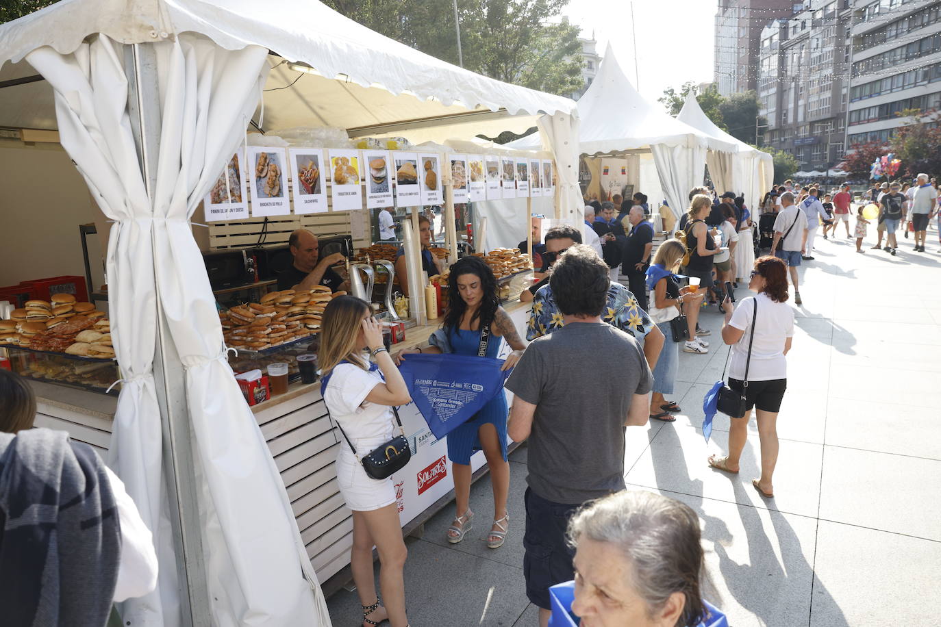 Mientras se esperaba a las 21.30 horas, momento del chupinazo, hubo tiempo para tomarse los primeros pinchos en la Fería de Día, que este año ha estrenado jaimas