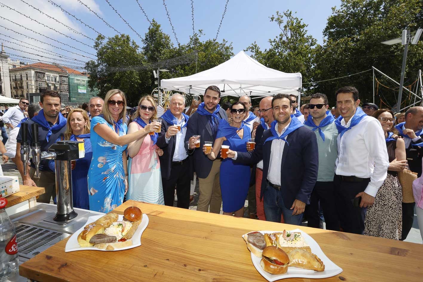 Inauguración de la Feria de Día este mediodía en la Plaza Alfonso XIII con la alcaldesa de Santander, Gema Igual, el presidente de la Asociación de Hostelería de Cantabria (AHEC), Eduardo Lamadrid, así como por varios representantes municipales y autonómicos como la Consejera de Turismo, Eva Guillermina Fernández.