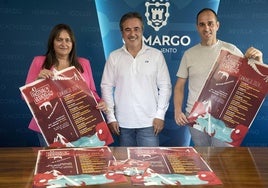 El alcalde de Camargo, Diego Movellán, en el centro de la imagen durante la presentación de la programación.