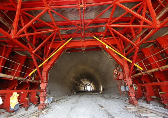 Una estructura que transita por un carril sirve de base para crear el túnel.