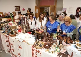 El bazar solidario de Manos Unidas en San Vicente ofrece una gran variedad de productos.