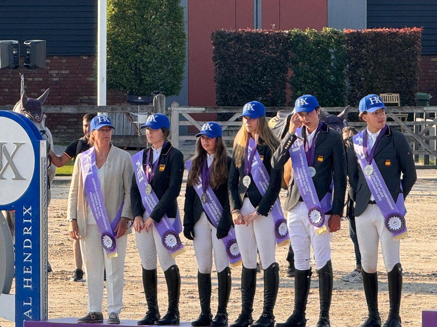 Celia Cobo, tercera por la izquierda, con sus compañeros de la selección juvenil.