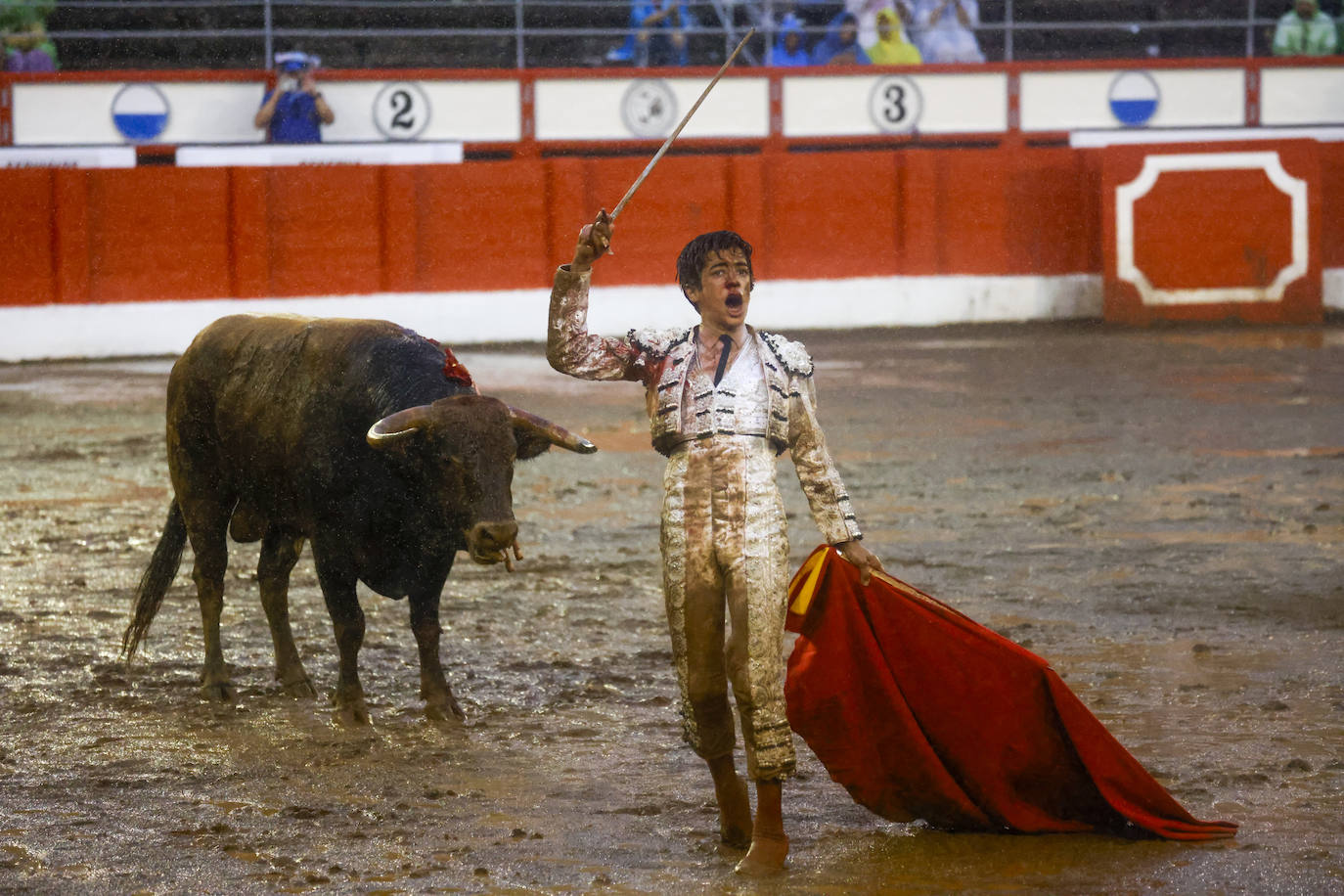 Marco saluda al público después de rematar una tanda.