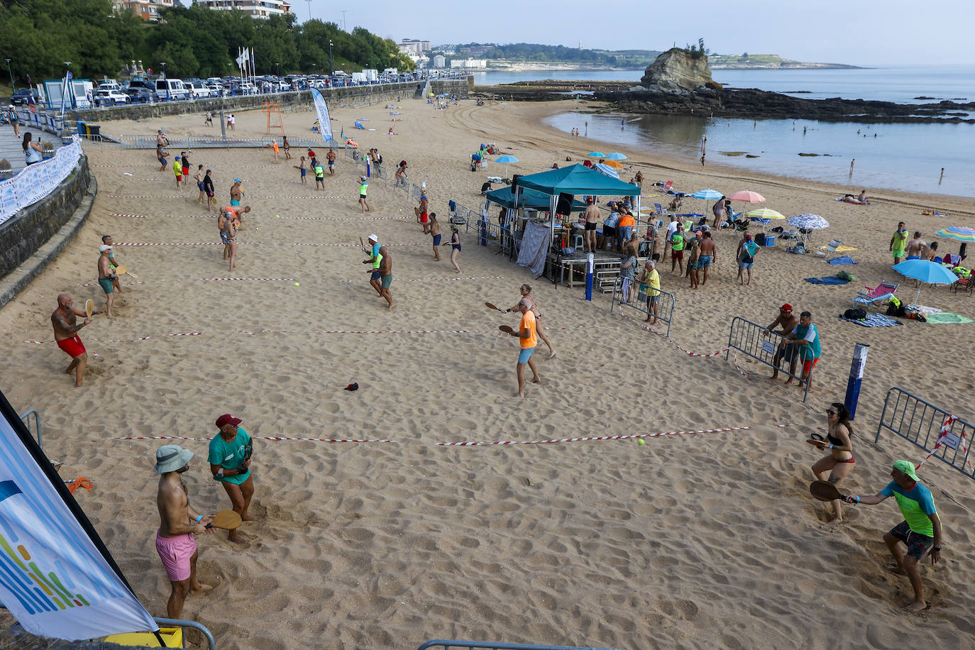 Playa del Camello con los participantes del torneo en acción.