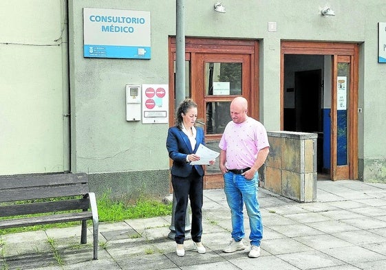 Los alcaldes de Molledo, Verónica Mantecón, y Bárcena, Agustín Mantecón, conversan a la entrada del consultorio médico.