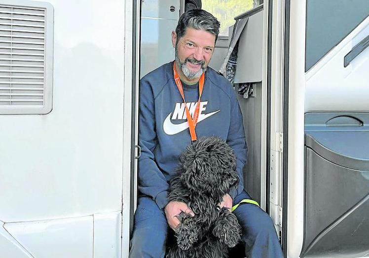 Damián Martínez y su perro peludo, Voldi, en la puerta.