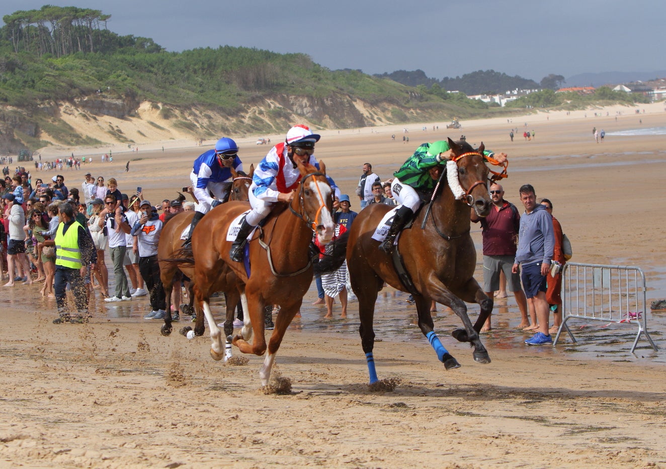 De derecha a izquierda, Pablo Laborde con Always on Time; Pablo Gredilla, a lomos de Ultrasound; y Rumbo, con la monta de Manuel Revuelta, intentan dar caza a Diego Sarabia, que con So Hi Storm ganó la primera carrera.