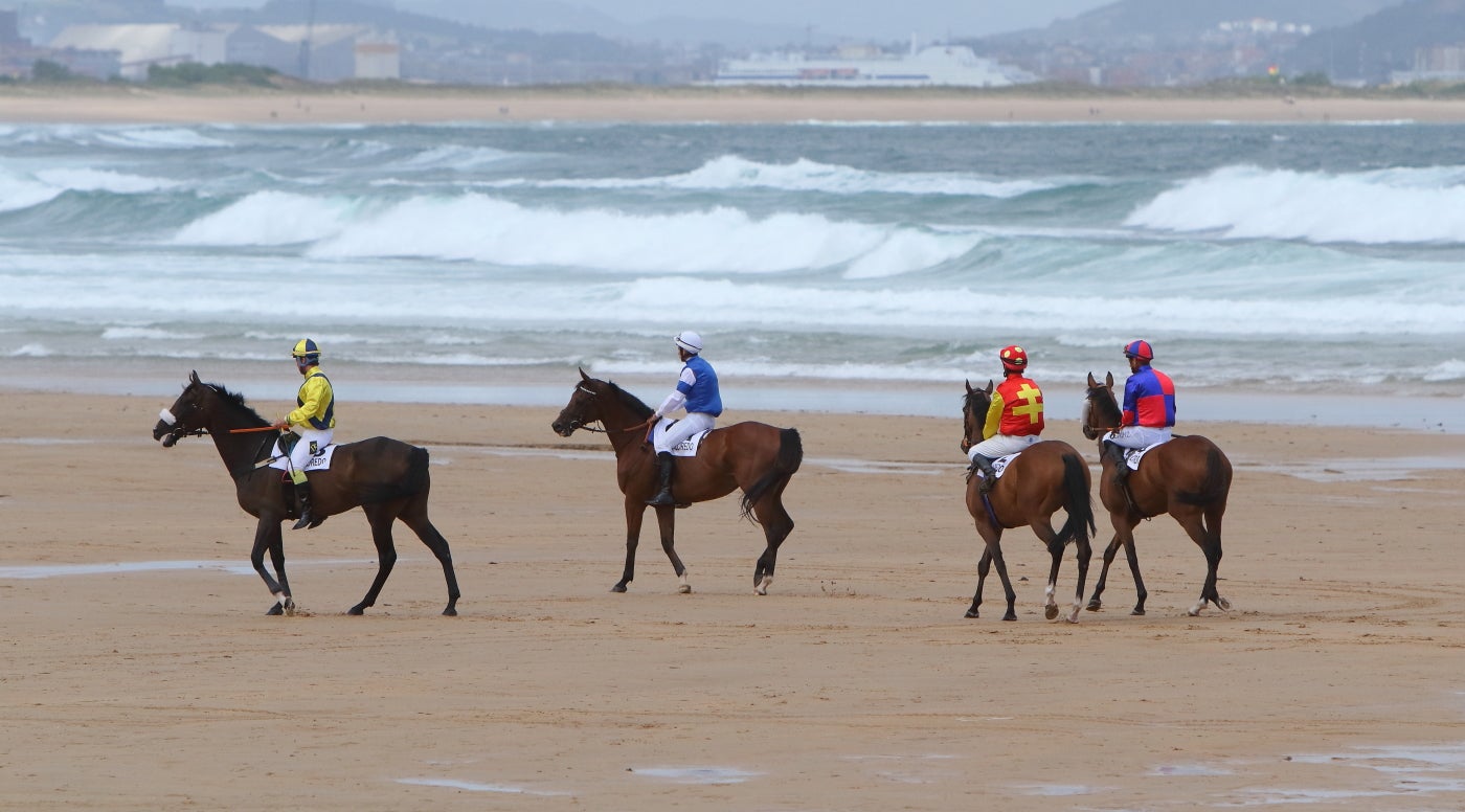 Los cuatro participantes en el Derby se dirigen junto al mar a la línea de salida, situada esta vez más allá de Somo.