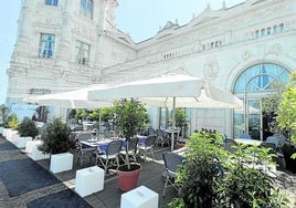 La terraza de este edificio histórico, un confortable espacio para comer al aire libre y con vistas al mar.