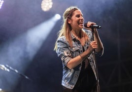 Leire Martínez, de La oreja de Van Gogh, durante un concierto en Torrelavega.