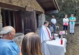 Los devotos acuden a la misa en la ermita de La Magdalena. P. Álvarez