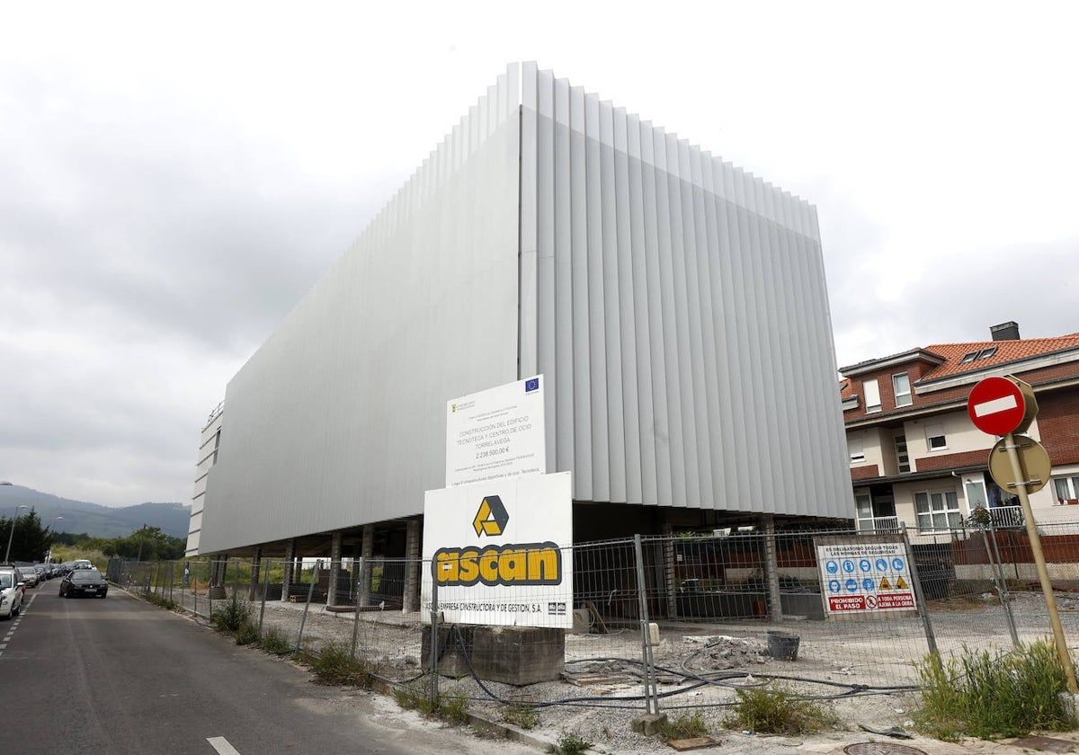 Edificio en construcción de la Tecnoteca, sin actividad desde hace más de un mes, en la zona de El Valle (Torrelavega).