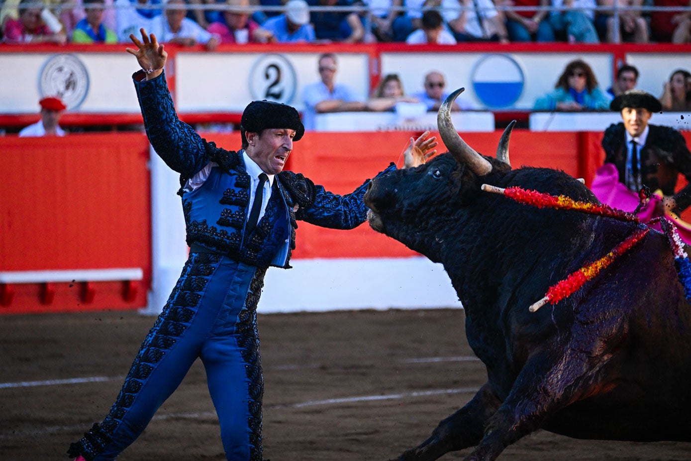 Salida del par de banderillas de un subalterno