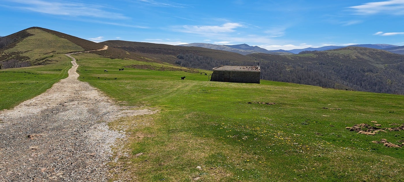 La ermita de El Moral aparece en un paraje de lo más despejado.