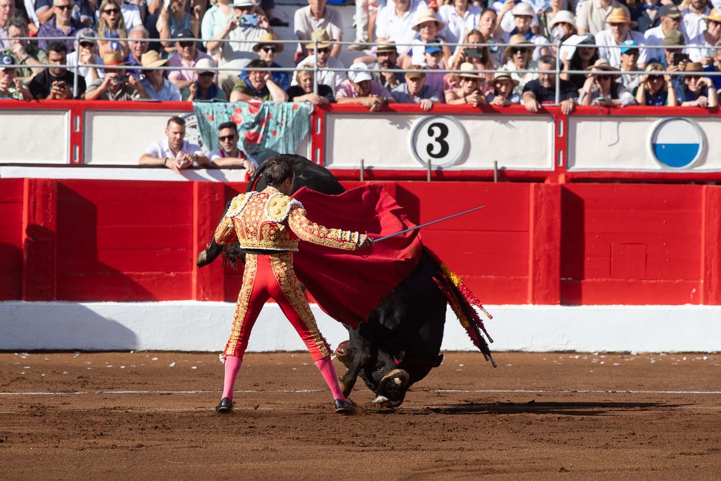 El primero de la tarde clava los pitones en la arena tras un pase de Ponce