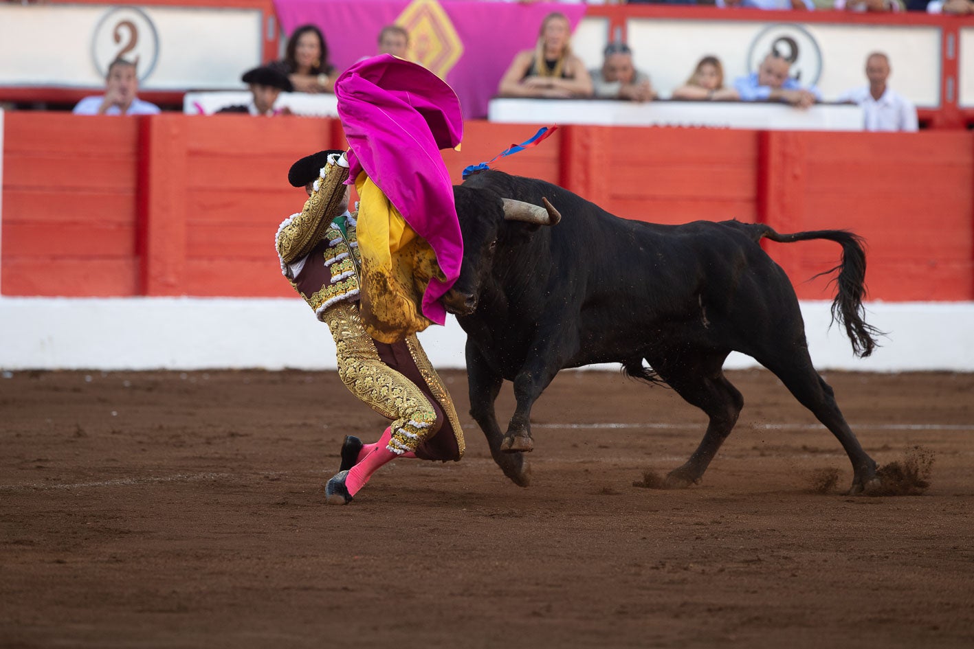 Fernando Adrián a punto de ser arrollado por el tercero de la tarde