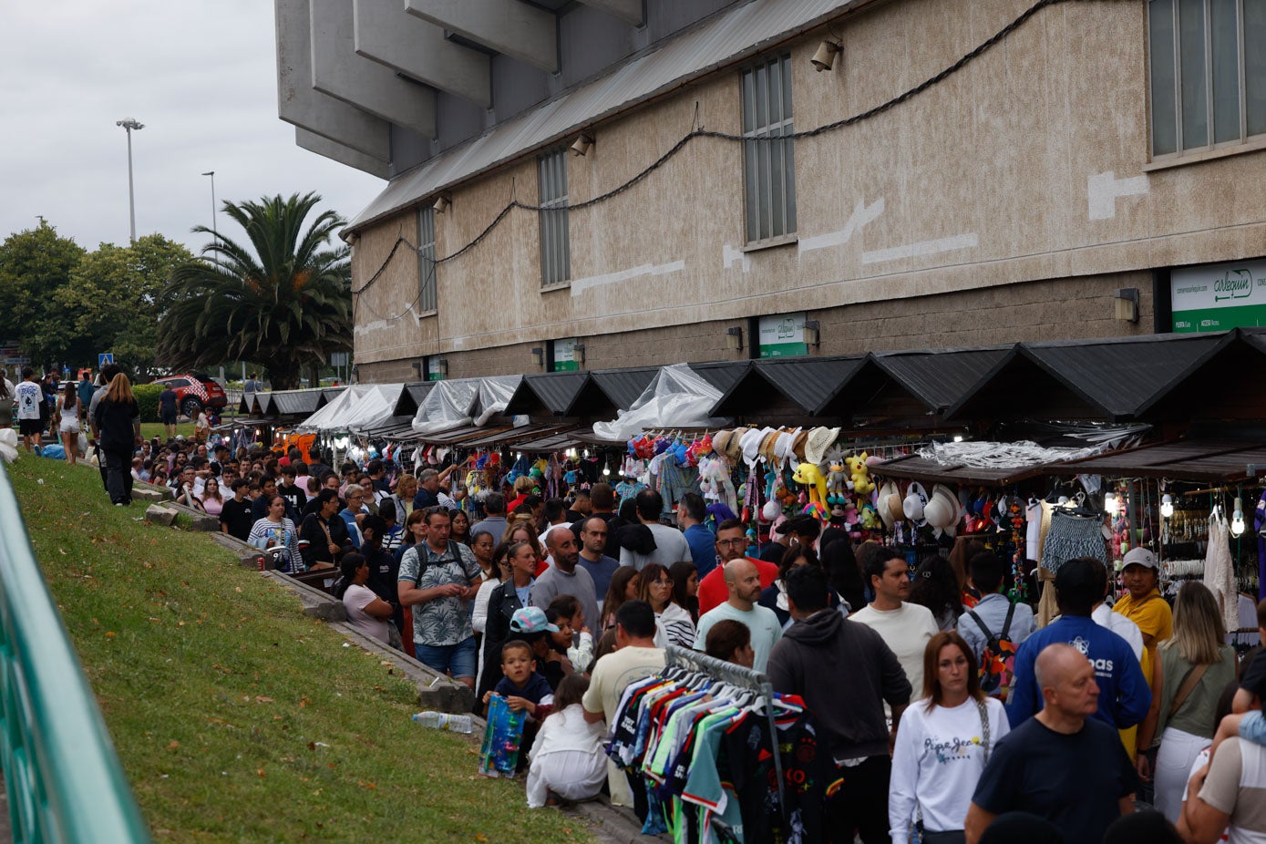 Laterales de los Camposd e Sport con los puestos de artesanías