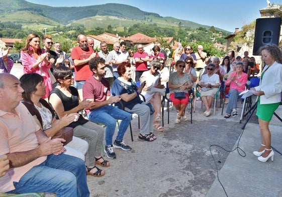 La alcaldesa, Verónica Mantecón, frente a la familia, amigos y compañeros del homenajeado.