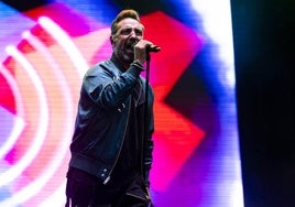 Jordi Sánchez, al frente de OBK, anoche, durante su concierto en la campa de La Magdalena