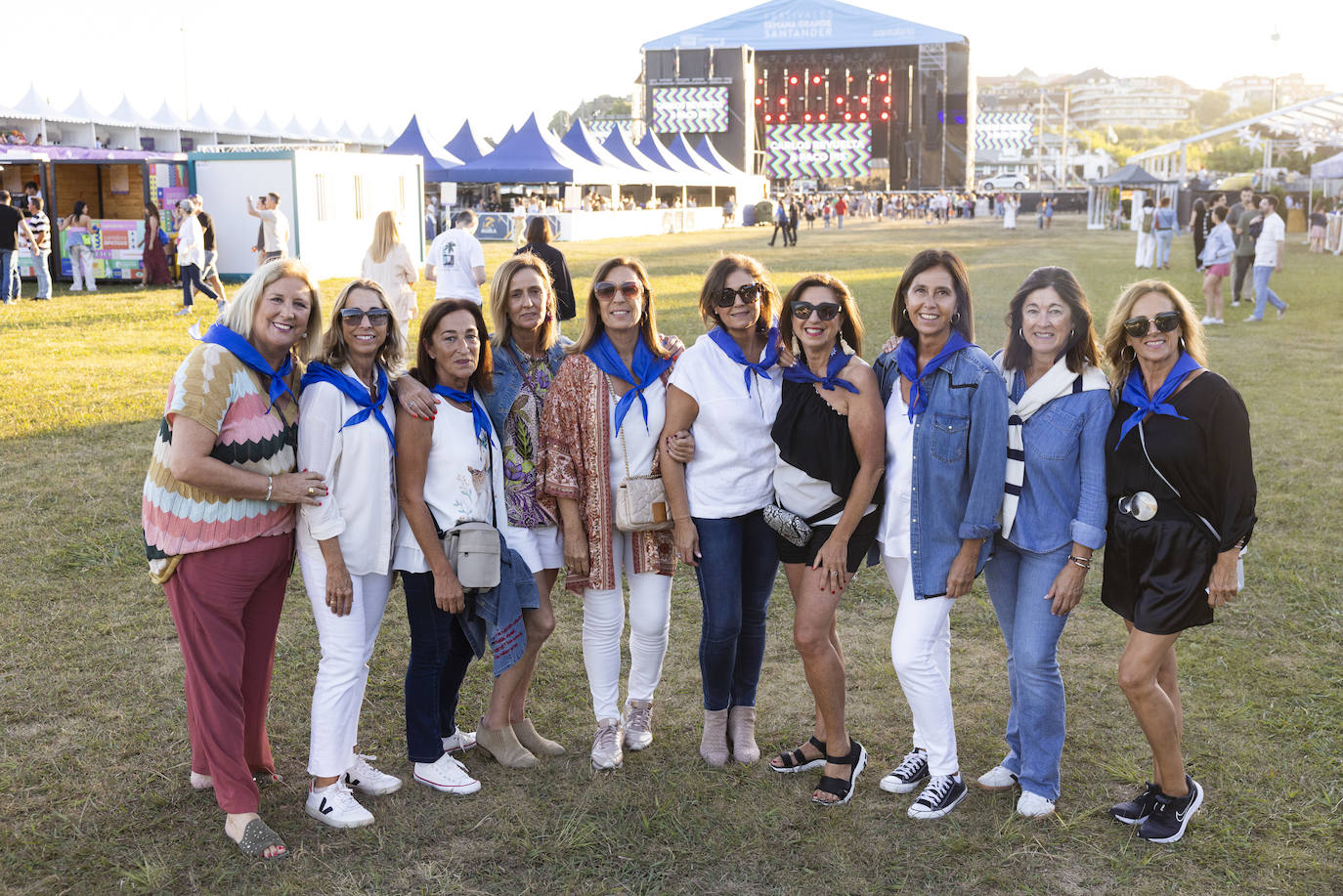 Un grupo de amigas posa con sus pañuelos de Semana Grande justo antes del concierto.