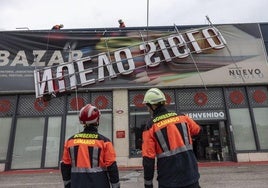 Bomberos de Camargo durante una de las intervenciones que realizan.