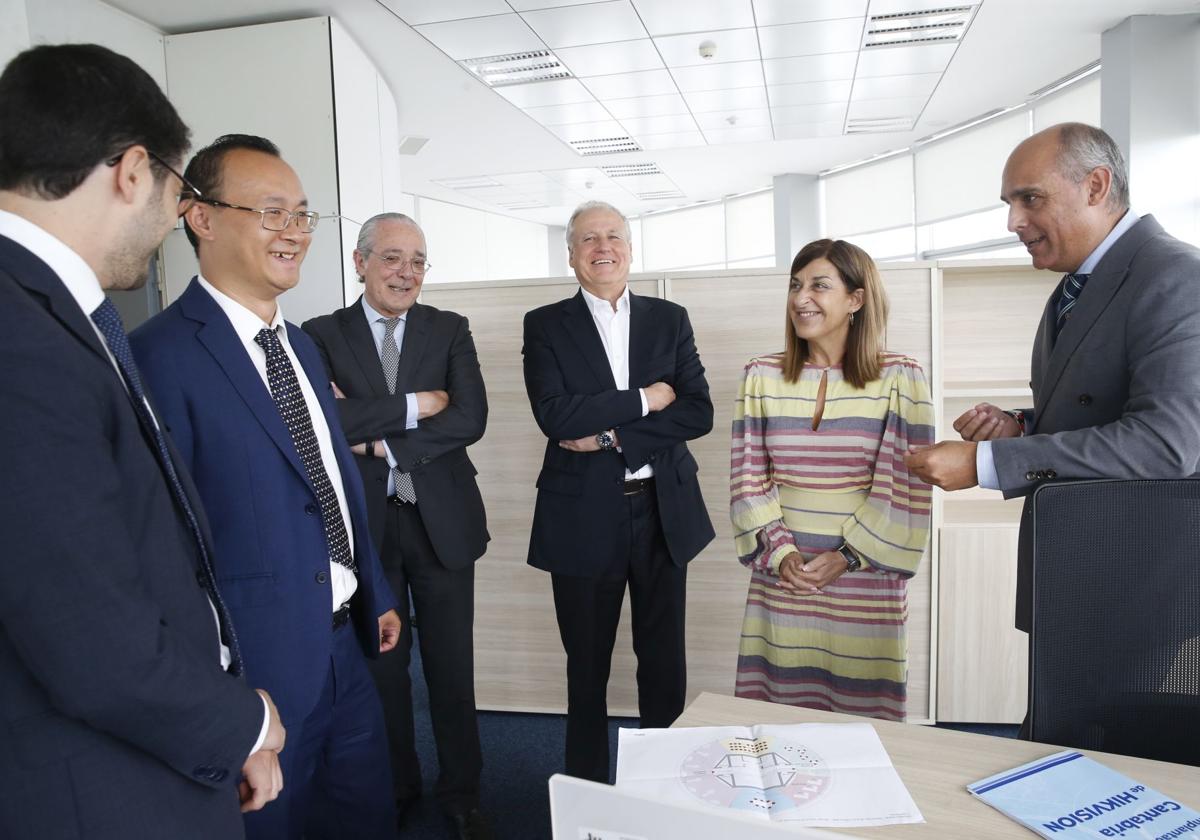 La presidenta y el consejero durante la visita