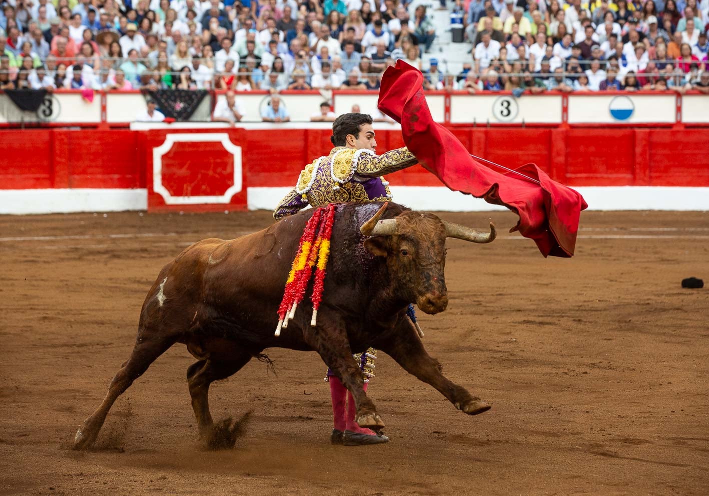 Tomas Rufo en un pase por la espalda con el sexto