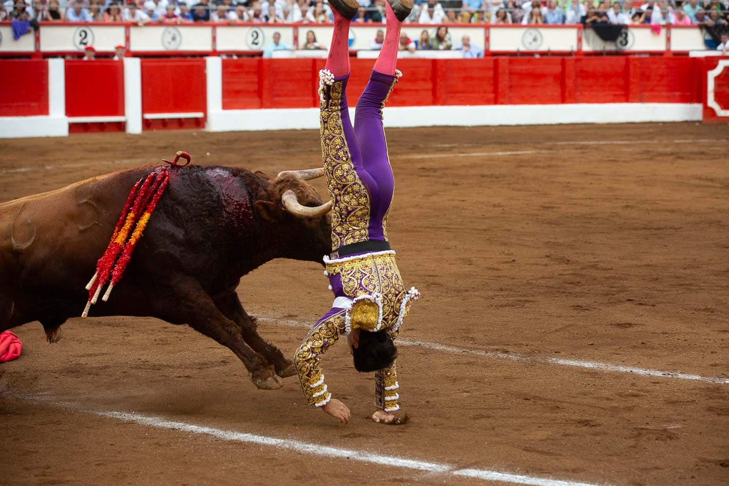 Otra instantánea de la cogida de Tomás Rufo