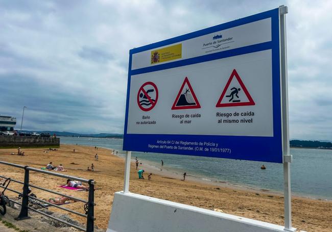 El cartel que colocó el Puerto de Santander que prohíbe el baño en la zona de Gamazo