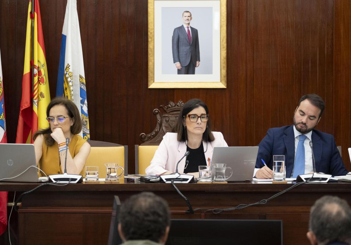 Margarita Rojo, Gema Igual y Javier García durante el Pleno del mes pasado.