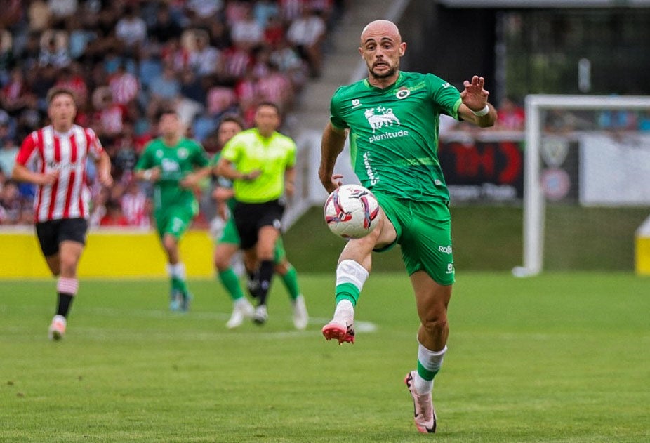 Ekain controla la pelota en un lance del encuentro.