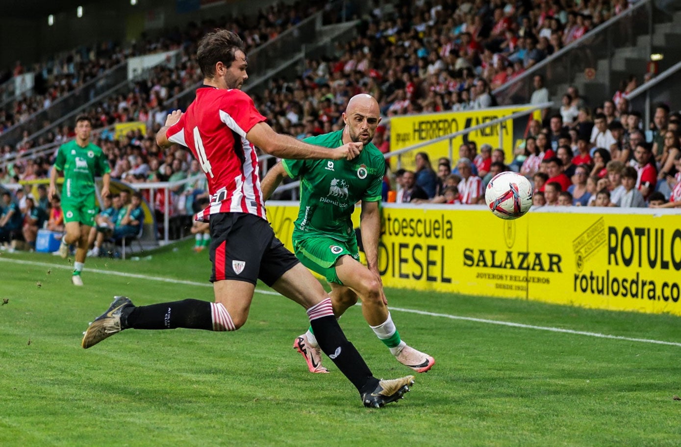 Ekain pelea por el balón con Egiluz.