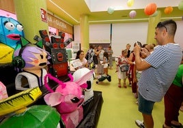 Los cabezudos de Torrelavega, preparados para La Patrona