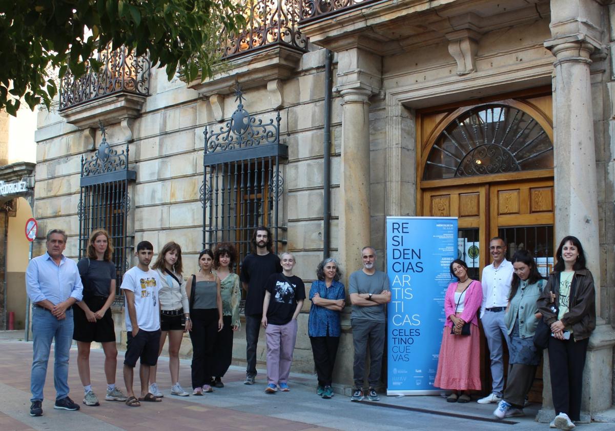 El alcalde de Reinosa José Luis López Vielba, el concejal de Cultura José María Martínez y la directora del Programa Chelo Matesanz se reunieron con los jóvenes creadores en La Casona.