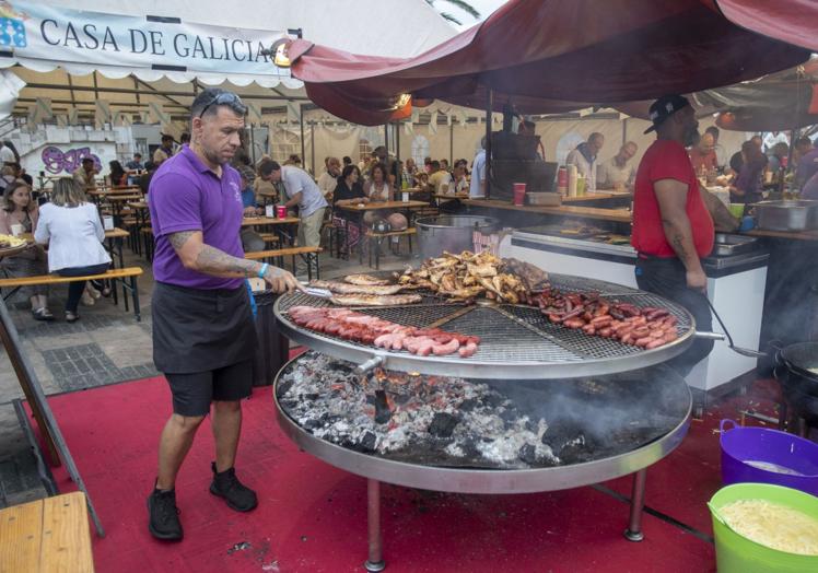 Las parrillas con la carne a la brasa, en plena preparación.