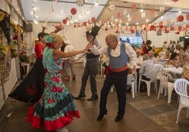 Una de las carpas de la Plaza de México se transforma en un rincón de Andalucía durante la Semana Grande, con baile y cante.