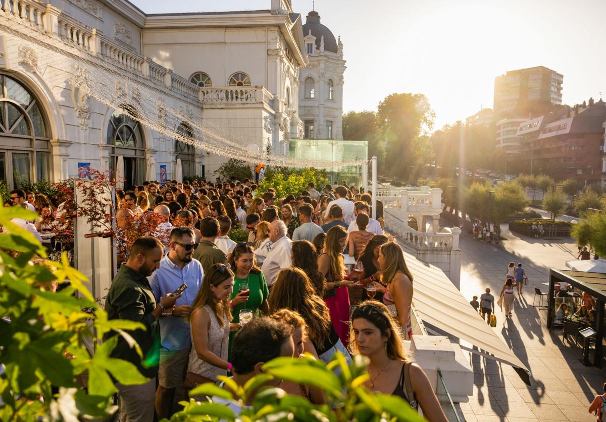 La terraza del Casino presentaba este aspecto en una de las fiestas celebradas en la tarde del martes.