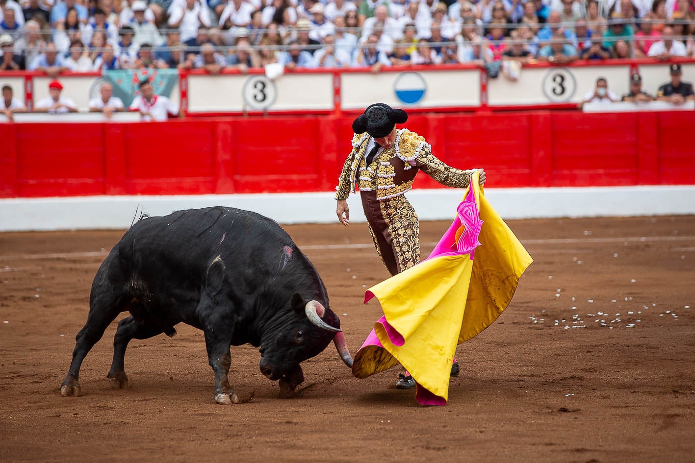 Remate a una mano de Roca Rey