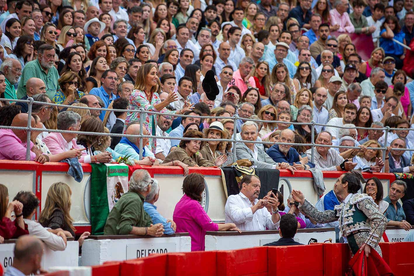 Roca Rey brinda un toro a la mujer del empresario de la plaza de Santander, José María Garzón